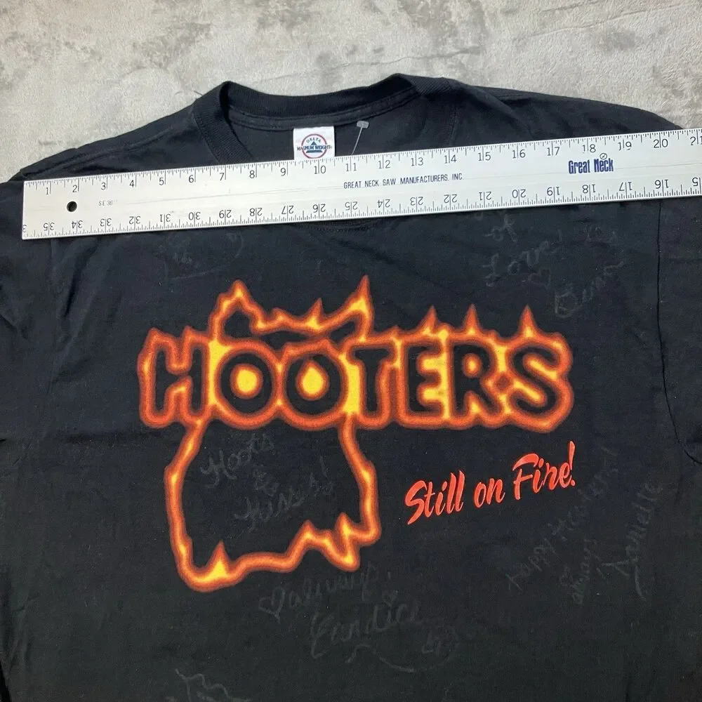 Hooters T Shirt Mens L‎ Black Still On Fire Graphic Logo Tee Signed Vintage Y2K